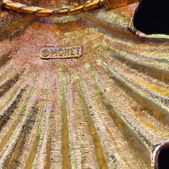 Vintage Monet Shell Necklace - Picture 4 of 5